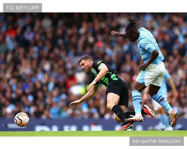 老将米尔纳在更衣室白板上为年轻队员讲解角球防守站位要点